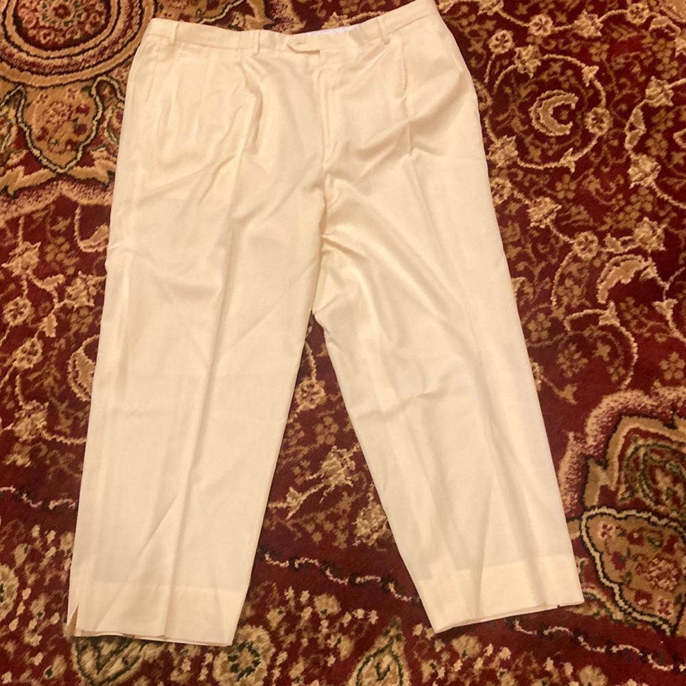 Brioni cream Men’s Dress Pants Size 44. 28 inch inseam